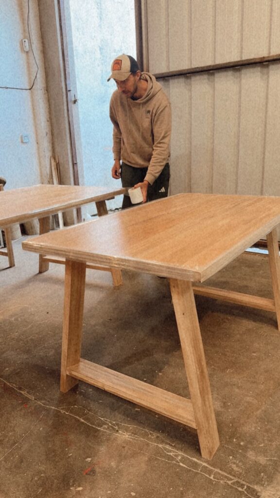 Mesa de comedor de madera maciza de El Choike